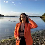 Professeur d’anglais j’ai habité pendants 8 ans au Caraïbes donc grâce à cela je suis bilingue en anglais